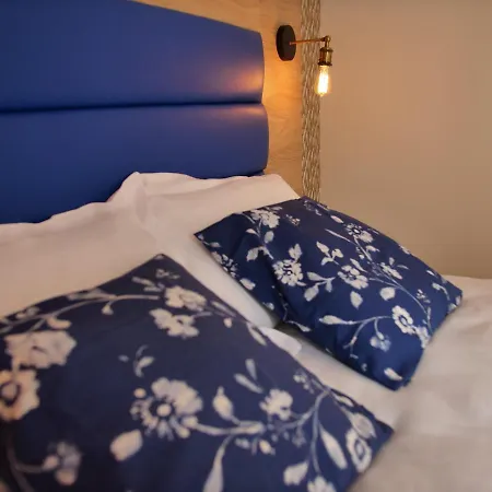 Room In Apartment - Blue Reves Apartment *